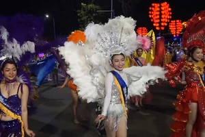 Video: Hơn 260 vũ công nhảy rumba, tango tại vũ hội đường phố Đà Nẵng