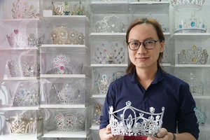 Chế tác hàng trăm vương miện của các cuộc thi bằng giấy, dây kẽm