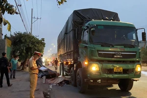 Video: 2 cha con bị xe tải cán tử vong trên đường đi học về