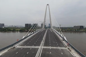 Cầu Thủ Thiêm 2 trước ngày khánh thành: Gỡ rào chắn, phủ cây xanh, trải thảm nhựa