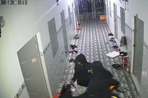 2 người cầm hung khí đột nhập vào phòng trọ đang có người, lấy nhiều tài sản