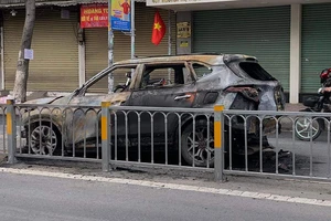 Video: Ô tô bốc cháy dữ dội khi đang lưu thông trên đường