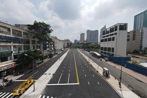 Video: Tháo dỡ rào chắn đường Lê Lợi, người dân vui mừng