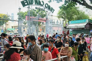 Video: Trung tâm TP.HCM nhộn nhịp trong ngày đầu nghỉ lễ 