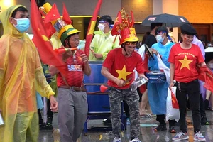 Hàng ngàn người dân TP.HCM đội mưa ‘tiếp lửa’ cho U23 Việt Nam