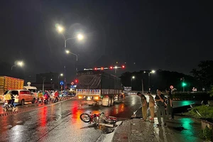 Video: Xe tải kéo lê xe máy trên đường, hai mẹ con bị thương nặng