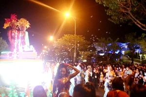 Video: Lễ hội Carnival đường phố khuấy động Đà Nẵng về đêm