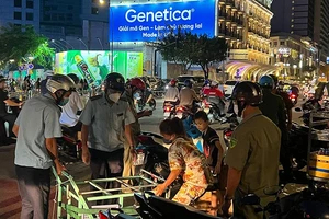 Video: Lấn chiếm lòng lề đường trước Công viên bến Bạch Đằng