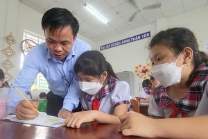 Video: Thầy giáo bán vé số lấy tiền làm từ thiện