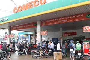 Video: Giá xăng dầu tiếp tục giảm mạnh, xăng RON95 giảm 3.600 đồng/lít 