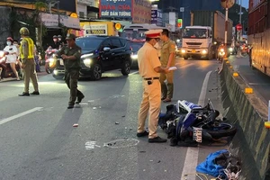 Video đi không đúng làn đường, 3 xe máy va chạm trong làn ô tô