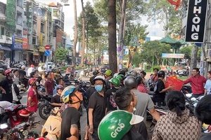 Video: Hàng trăm người tranh nhau giật đồ cúng cô hồn