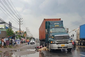 Container va chạm xe máy, người đàn ông tử vong tại chỗ