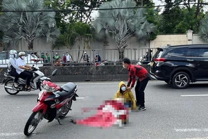 Video: Va chạm với xe khách, 1 người chết, 1 bé trai bị thương