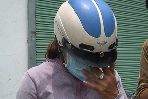 Video: Người phụ nữ khóc nghẹn, đến vụ cháy quán karaoke ở Bình Dương tìm cháu