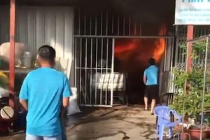 Video: Cháy vựa ve chai ở Bình Dương, một bé trai bị bỏng nặng