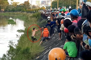 Video: Cảnh sát bơi dưới kênh, vây bắt thanh niên cầm dao cố thủ