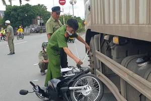 Video: Một nữ sinh tử vong sau khi va chạm với xe tải