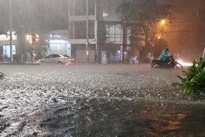 Video: Những hình ảnh đầu tiên của bão số 5 tại Đà Nẵng