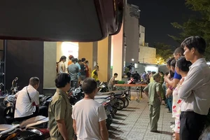 Video: Một học sinh rơi từ tầng 16 chung cư xuống đất tử vong