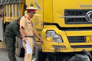 Video: Cô gái tử vong tại chỗ sau cú trượt dài, lao vào gầm xe tải