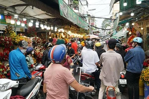 Video: Nhiều người chen chúc mua hoa khiến đường ùn tắc nhẹ 