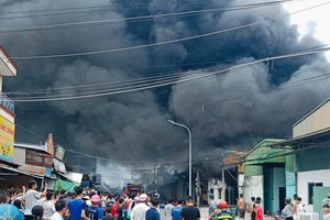 Video: Cháy công ty ốc vít, lan sang xưởng sản xuất băng keo trong khu dân cư