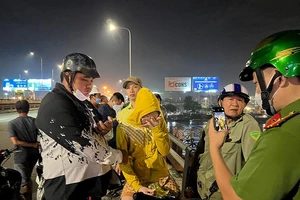 Video: Kịp thời cứu cô gái nhảy cầu Đồng Nai