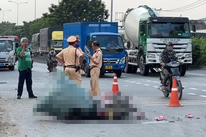 Video: Xe đầu kéo lùi trên Quốc lộ 1, cán chết người phụ nữ đi xe máy