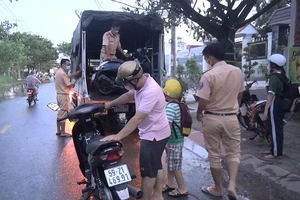 Video: CSGT dùng xe chở người dân vượt qua vùng nước ngập