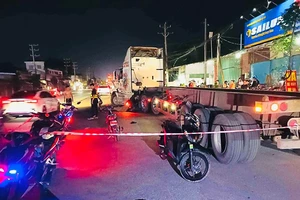 Video: Tông vào xe container, người đàn ông chết tại chỗ