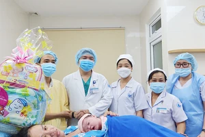 Video: TP.HCM chào đón công dân nhí đầu tiên của năm 2023