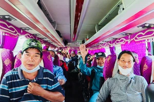 Video: Chuyến xe 0 đồng đưa bệnh nhân ung thư về quê ăn Tết