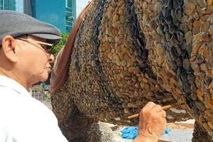 Cha đẻ của những linh vật đường hoa Nguyễn Huệ