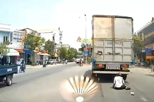 Video: Bị xe tải cuốn vào gầm, học sinh lớp 10 thoát chết trong gang tấc
