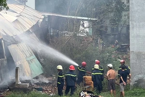 Cháy dữ dội tại xưởng làm ghế sofa ở Thủ Đức