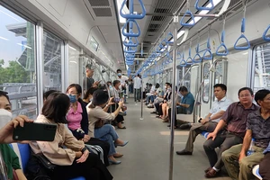 Người dân TP.HCM phấn khởi trải nghiệm tàu metro số 1 Bến Thành - Suối Tiên