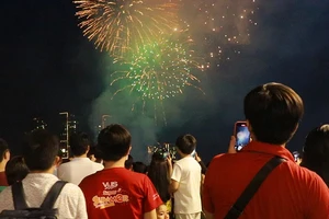 Người dân nô nức xem pháo hoa tại TP.HCM