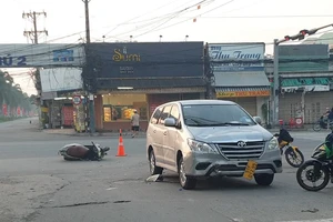 Video: Xe máy va chạm ô tô, một thanh niên tử vong