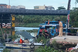 Video: Sà lan tông cọc thép của trụ cầu An Phú Đông, cấm ô tô qua cầu từ hôm nay 