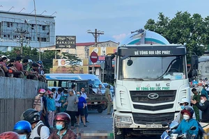 Video: Xe bồn ôm cua cán chết người chồng, người vợ bị thương