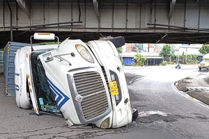Video: Container chở hàng lật nhào trong lúc ôm cua ở Bình Dương
