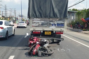 Video: Xe máy tông đuôi xe tải đang dừng đèn đỏ, một phụ nữ tử vong