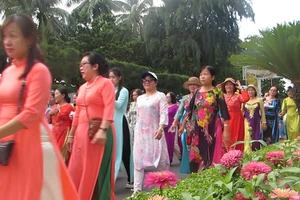 Phố biển Nha Trang rợp bóng áo dài