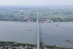 Video: Cây cầu vượt sông dài nhất Việt Nam nhìn từ trên cao