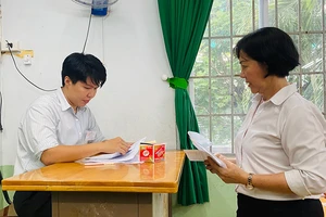 Thí sinh 64 tuổi dự thi tốt nghiệp THPT quốc gia ước mơ làm cô giáo