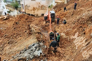 Video: Tìm kiếm nạn nhân bị vùi lấp trong vụ sạt lở ở Đà Lạt