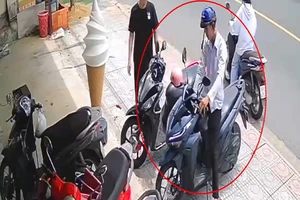 Video: Quên rút chìa khóa, thanh niên bị trộm mất xe