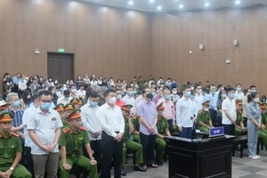 Các bị cáo vụ ‘chuyến bay giải cứu’ rời tòa sau khi tuyên án