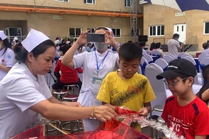 Bệnh nhi háo hức thi thiết kế lồng đèn trung thu